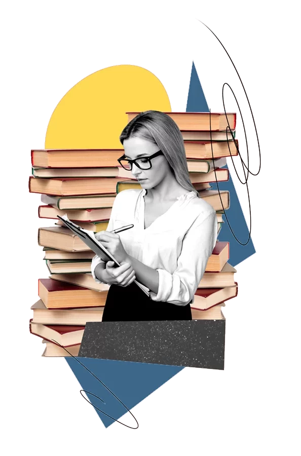 Femme avec son ordinateur dasn les mains devant une pile de livre