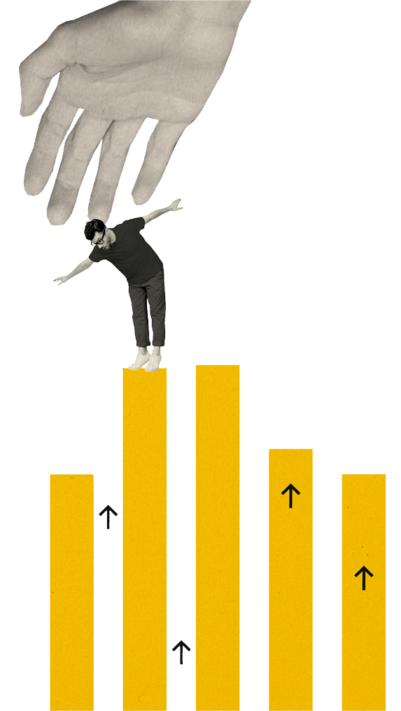 Homme sur graphique montant et main tendue