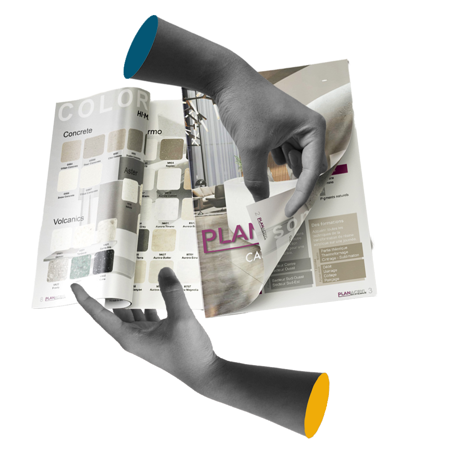Mains qui tiennent le catalogue Planacryl